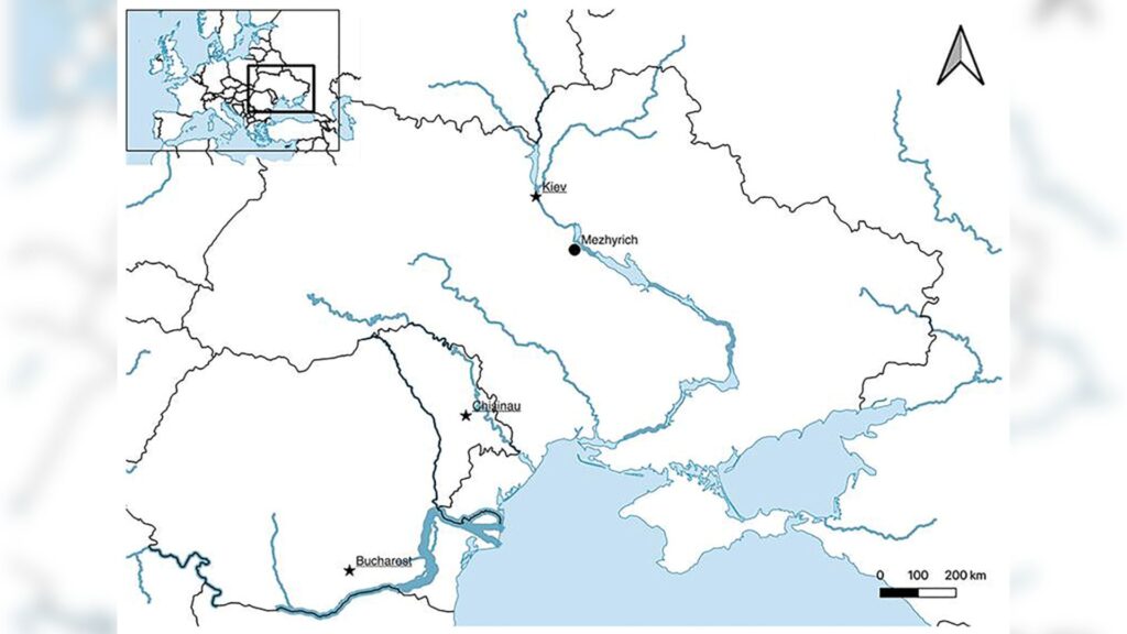 Carte de l'emplacement du site archéologique située à Mezhyrich en Europe centrale et orientale. // Source : A revised radiocarbon chronology for the mammoth bone structures and associated features at Mezhyrich, Ukraine