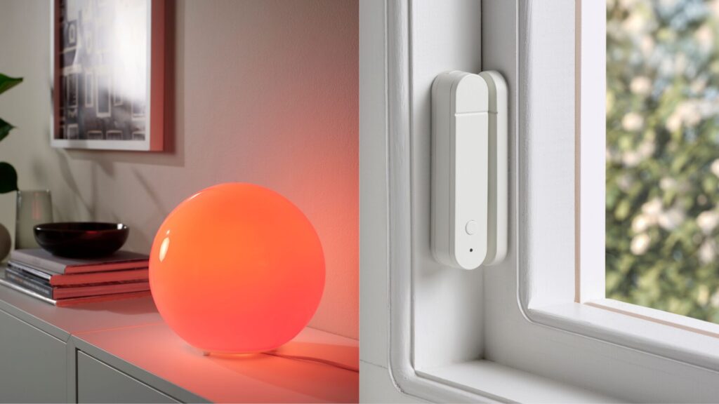 Ampoules intelligentes KAJPLATS dans une lampe FADO / Capteur de fenêtre/porte MYGGBETT // Source : Inter IKEA Systems BV 2025 Ampoules intelligentes KAJPLATS dans une lampe FADO / Capteur de fenêtre/porte MYGGBETT // Source : Inter IKEA Systems BV 2025