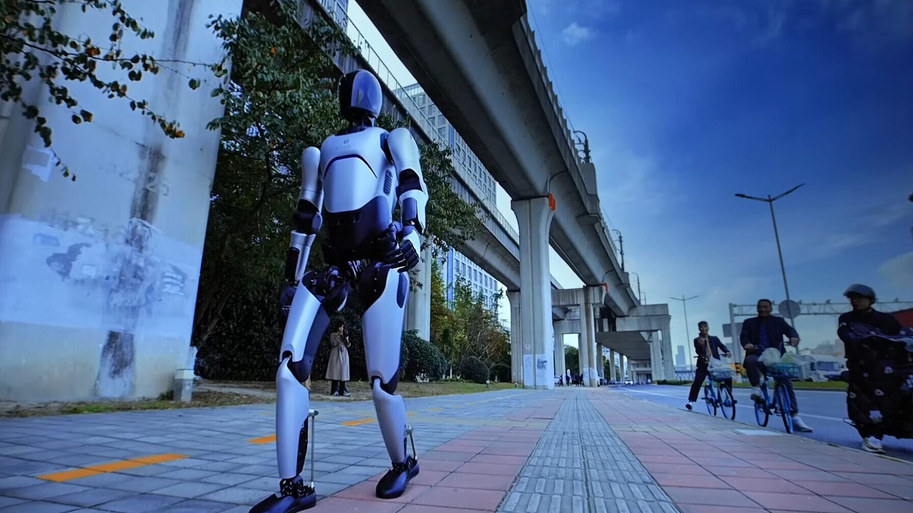 Le robot A2 d'AgiBot, en pleine promenade. // Source : AgiBot