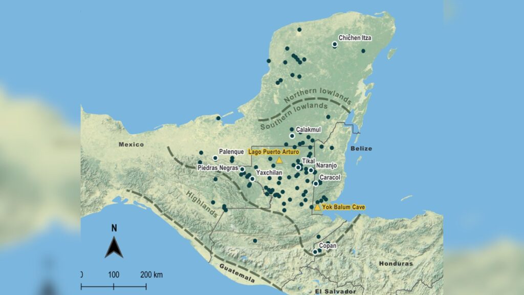 Carte de la zone d'étude avec des centres mayas échantillonnés représentés sous forme de points verts. // Source : Alfred Diem, Modeling the rise and demise of Classic Maya cities: Climate, conflict, and economies of scale Carte de la zone d'étude avec des centres mayas échantillonnés représentés sous forme de points verts. // Source : Alfred Diem, Modeling the rise and demise of Classic Maya cities: Climate, conflict, and economies of scale