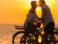 Couple s'embrassant au soleil couchant // Source : AsadPhotoMaldives-Pexels