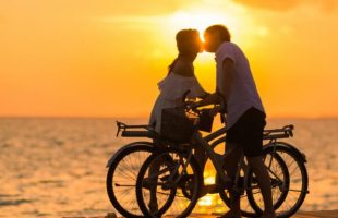 Couple s'embrassant au soleil couchant // Source : AsadPhotoMaldives-Pexels