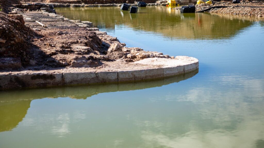 Quai de la poudrière Milhaud (XVIIe siècle) en cours de fouille subaquatique après son dégagement des remblais des années 1930 qui ont reliés l'île à la terre. // Source : Flore Giraud, Inrap Quai de la poudrière Milhaud (XVIIe siècle) en cours de fouille subaquatique après son dégagement des remblais des années 1930 qui ont reliés l'île à la terre. // Source : Flore Giraud, Inrap