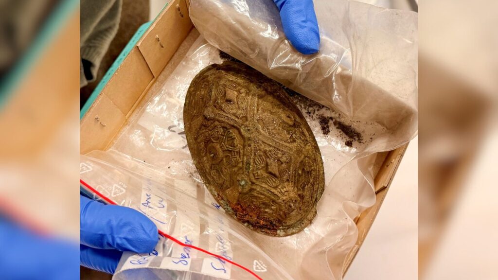 La boucle de bol découverte dans la tombe. // Source : Raymond Sauvage, Musée des sciences de l’Université norvégienne de sciences et de technologie (NTNU).