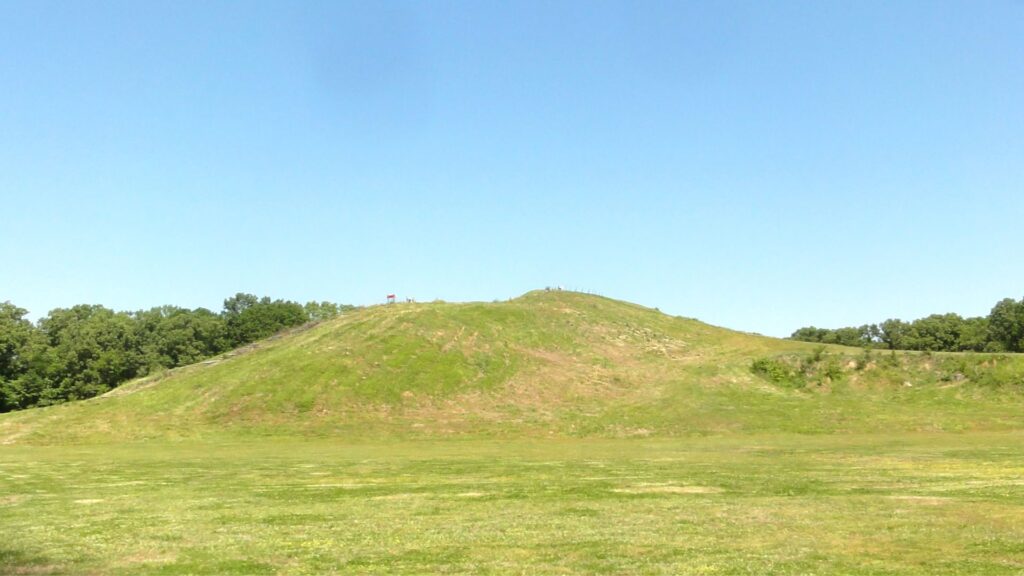 Mont A sur le site archéologique de Poverty Point en Louisiane // Source : Wikimédia Mont A sur le site archéologique de Poverty Point en Louisiane // Source : Wikimédia