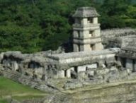Photo d'un centre urbain de basse terre maya de la période classique // Source : Alfred Diem, Modeling the rise and demise of Classic Maya cities: Climate, conflict, and economies of scale