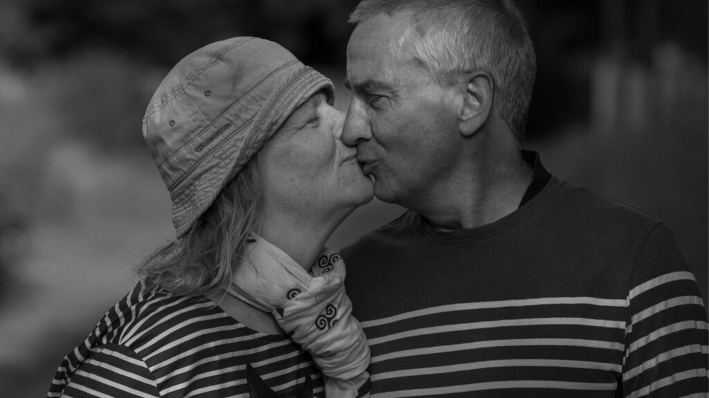 Couple âgé s'embrassant // Source : JACLOU-DL- Pixabay
