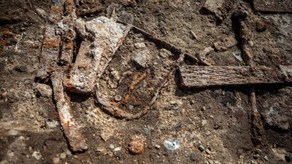 Détail d'un niveau de sol du début du XXe siècle dans le secteur sud-est de l'ancienne île Milhaud (fragments de verre, de porcelaine et objets métalliques divers : anse de seau, vis, écrous, cartouches, lames). // Source : Flore Giraud, Inrap Détail d'un niveau de sol du début du XXe siècle dans le secteur sud-est de l'ancienne île Milhaud (fragments de verre, de porcelaine et objets métalliques divers : anse de seau, vis, écrous, cartouches, lames). // Source : Flore Giraud, Inrap