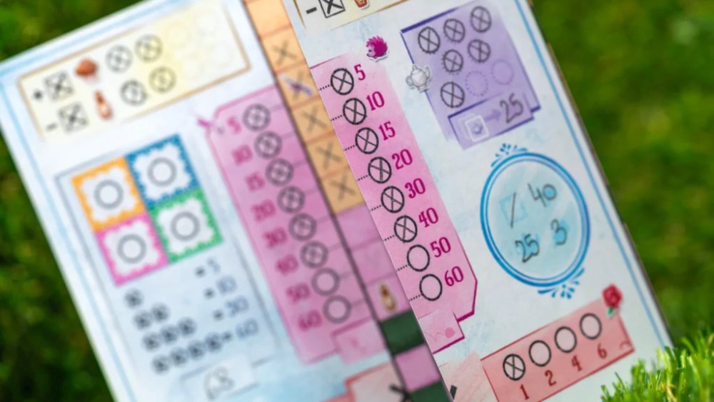 Feuille repliée pour compter les points. // Source : Lumberjacks Studio