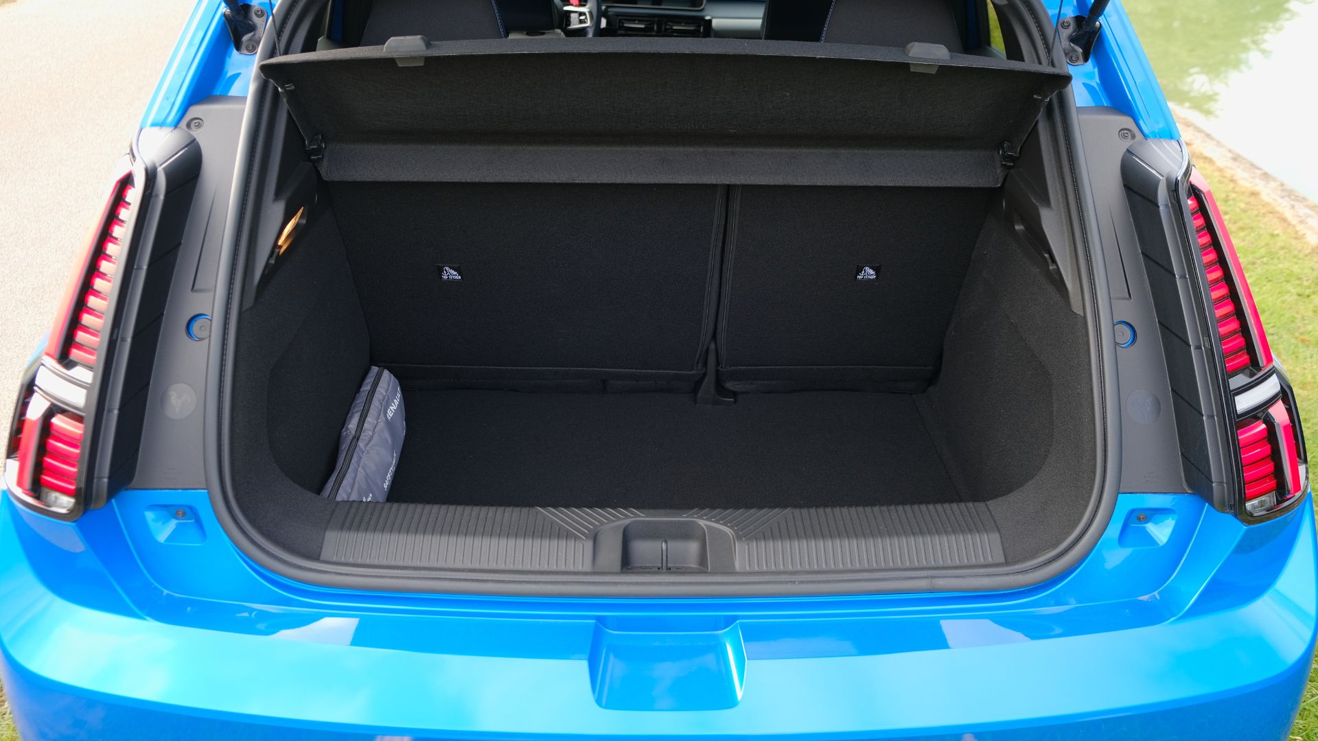 Le coffre de l'Alpine A290 offre un volume de 326 litres.