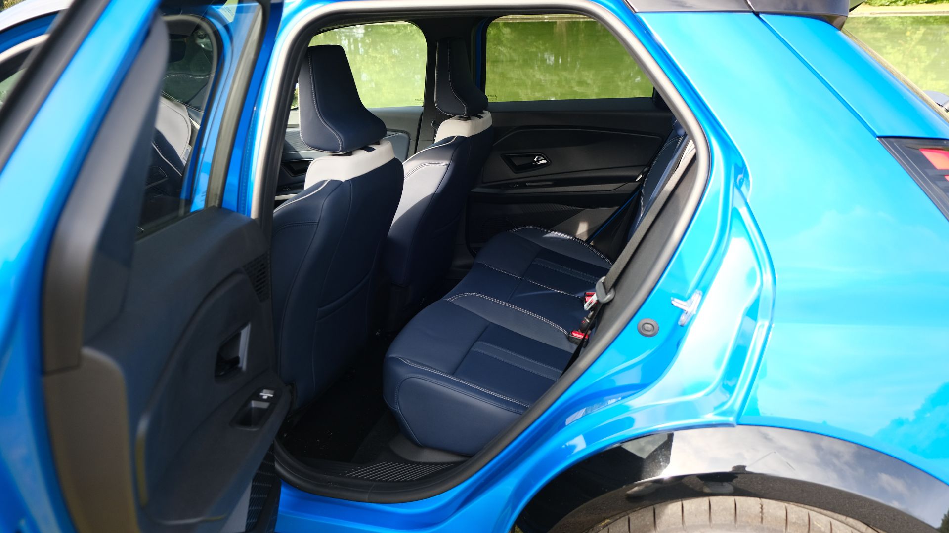 Comme dans la R5, les places arrière de l'A290 sont peu logeables.