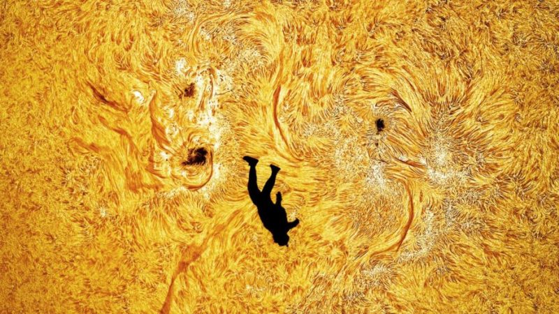 Cette photo d’un parachutiste tombant devant le Soleil est à peine croyable Cette photo d’un parachutiste tombant devant le Soleil est à peine croyable