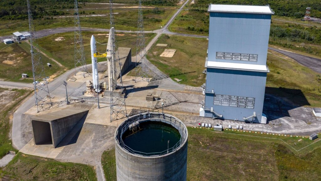 Retrait du portique avant le décollage. // Source : CNES/ESA/Arianespace-ArianeGroup/Optique Vidéo CSG/T Leduc, 2025 (photo recadrée) Retrait du portique avant le décollage. // Source : CNES/ESA/Arianespace-ArianeGroup/Optique Vidéo CSG/T Leduc, 2025 (photo recadrée)