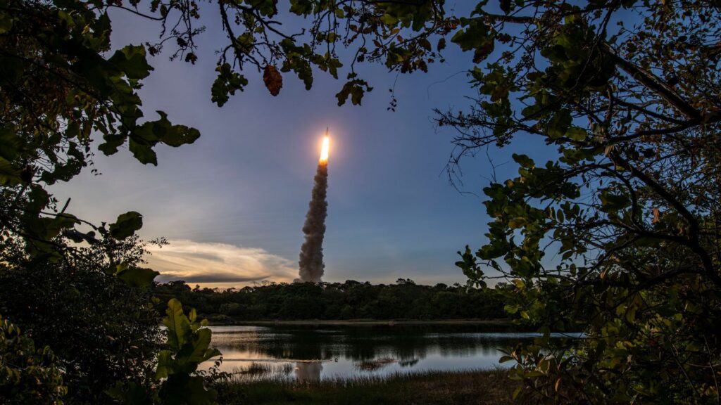 La fusée grimpe vers le ciel. // Source : CNES/ESA/Arianespace-ArianeGroup/Optique Vidéo CSG/P Piron, 2025 (photo recadrée) La fusée grimpe vers le ciel. // Source : CNES/ESA/Arianespace-ArianeGroup/Optique Vidéo CSG/P Piron, 2025 (photo recadrée)