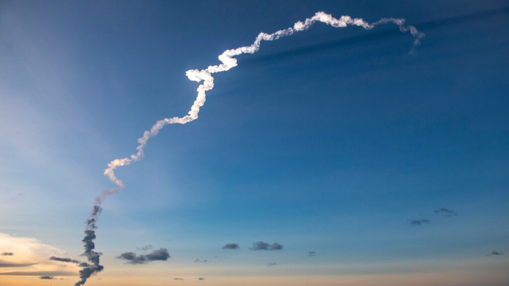 Le panache de fumée d'Ariane 6. // Source : CNES/ESA/Arianespace-ArianeGroup/Optique Vidéo CSG/J. Georget, 2025 (photo recadrée) Le panache de fumée d'Ariane 6. // Source : CNES/ESA/Arianespace-ArianeGroup/Optique Vidéo CSG/J. Georget, 2025 (photo recadrée)