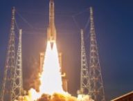 Décollage du lanceur Ariane 6 pour son vol VA265, le 4 novembre 2025 depuis le Centre Spatial Guyanais. // Source : CNES/ESA/Arianespace-ArianeGroup/Optique Vidéo CSG/P Piron, 2025 (photo recadrée) Décollage du lanceur Ariane 6 pour son vol VA265, le 4 novembre 2025 depuis le Centre Spatial Guyanais. // Source : CNES/ESA/Arianespace-ArianeGroup/Optique Vidéo CSG/P Piron, 2025 (photo recadrée)