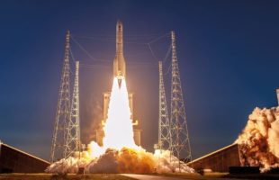 Décollage du lanceur Ariane 6 pour son vol VA265, le 4 novembre 2025 depuis le Centre Spatial Guyanais. // Source : CNES/ESA/Arianespace-ArianeGroup/Optique Vidéo CSG/P Piron, 2025 (photo recadrée)