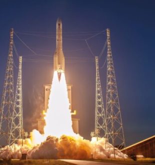 Décollage du lanceur Ariane 6 pour son vol VA265, le 4 novembre 2025 depuis le Centre Spatial Guyanais. // Source : CNES/ESA/Arianespace-ArianeGroup/Optique Vidéo CSG/P Piron, 2025 (photo recadrée)