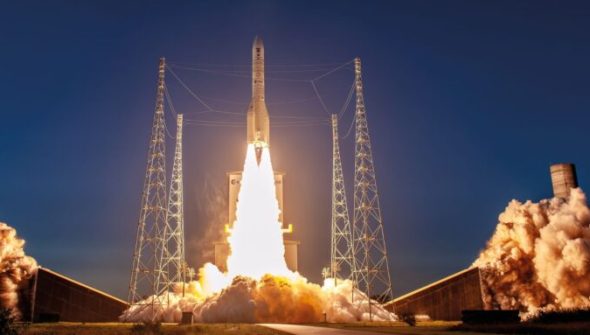 Décollage du lanceur Ariane 6 pour son vol VA265, le 4 novembre 2025 depuis le Centre Spatial Guyanais. // Source : CNES/ESA/Arianespace-ArianeGroup/Optique Vidéo CSG/P Piron, 2025 (photo recadrée)