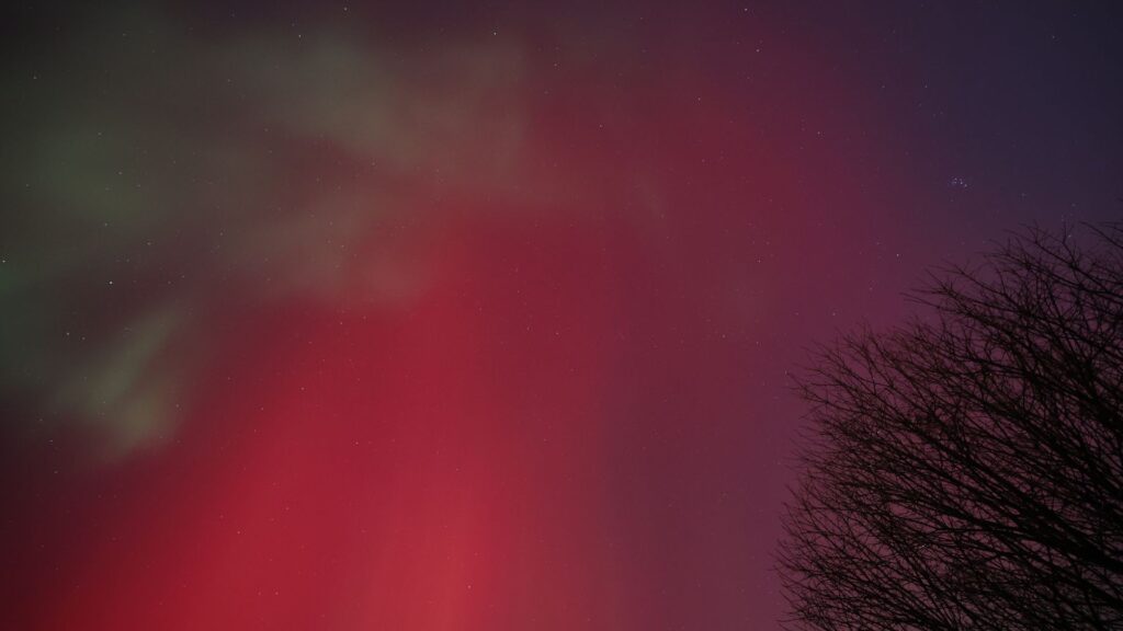 Aurore boréale dans la nuit du 11 au 12 novembre 2025. // Source : Flickr/CC/howarj (photo recadrée)