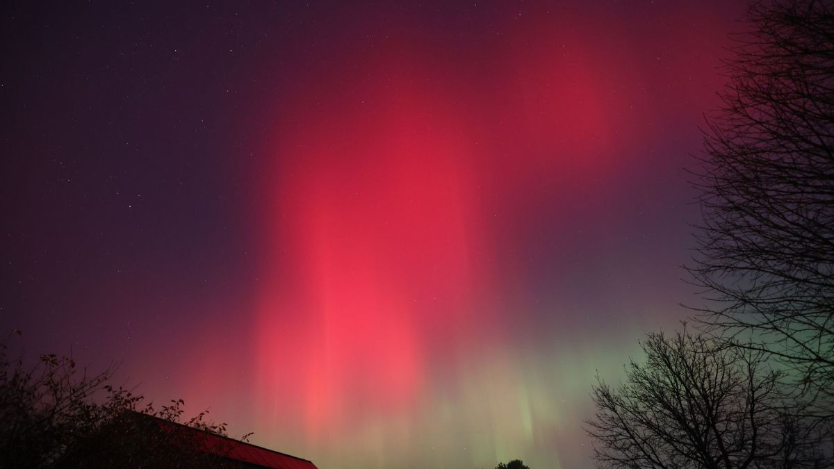 Aurore boréale dans la nuit du 11 au 12 novembre 2025. // Source : Flickr/CC/howarj (photo recadrée)