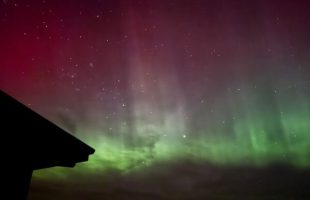 L'aurore boréale observée depuis la Nouvelle-Zélande. // Source : Flickr/CC/Chrissy (photo recadrée) L'aurore boréale observée depuis la Nouvelle-Zélande. // Source : Flickr/CC/Chrissy (photo recadrée)