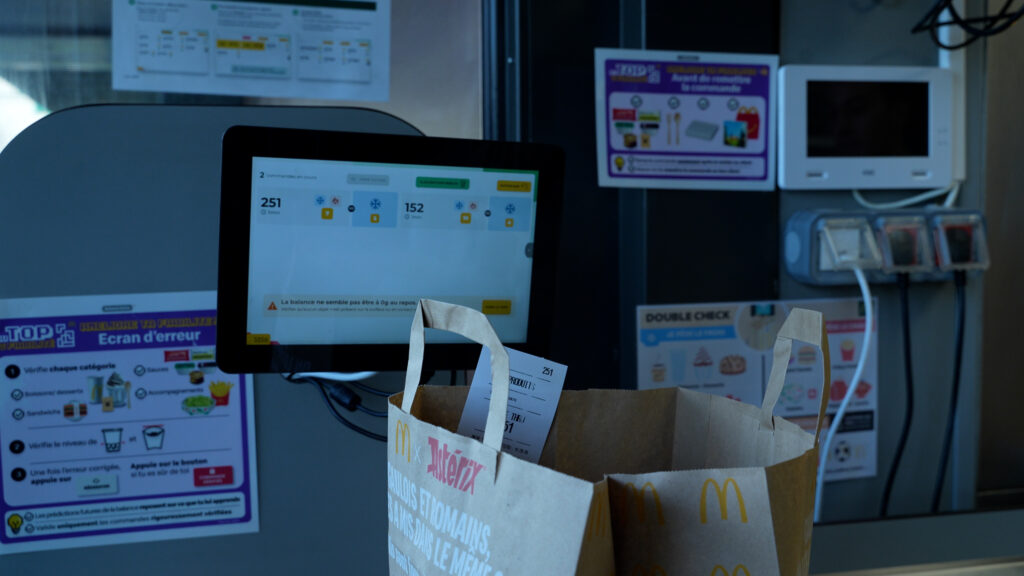 Au Drive, les équipiers auront désormais ce petit écran. Ils doivent poser le sac sur la balance.