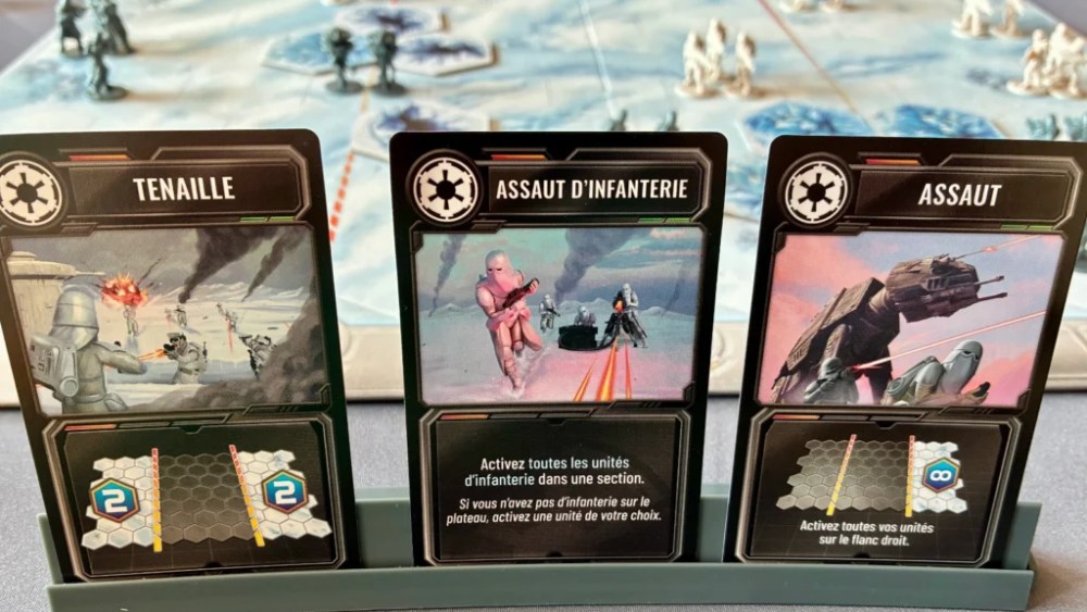 Les cartes de commandement. // Source : Sébastien Goetz pour Numerama Les cartes de commandement. // Source : Sébastien Goetz pour Numerama