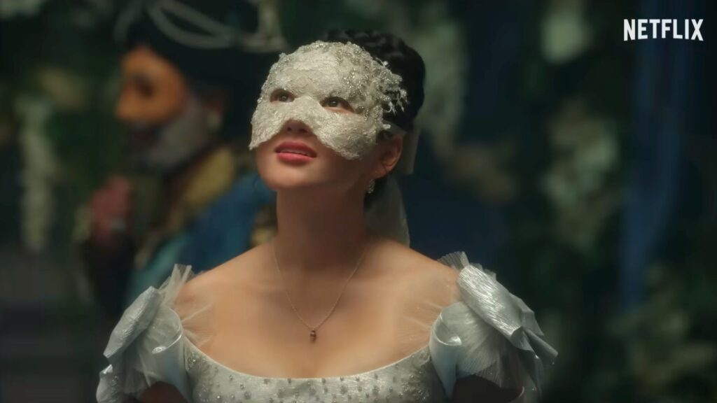 Sophie porte le même collier, le jour avec sa tenue de domestique, et la nuit en « Lady d'argent ». // Source : Capture d'écran Netflix Sophie porte le même collier, le jour avec sa tenue de domestique, et la nuit en « Lady d'argent ». // Source : Capture d'écran Netflix