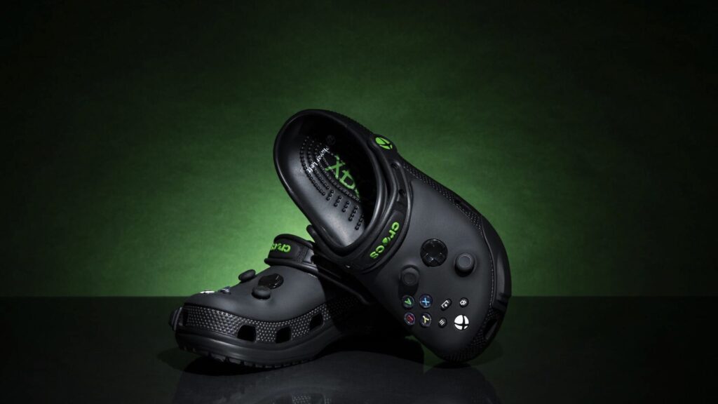 Une paire de Crocs à l'effigie de Xbox // Source : Crocs