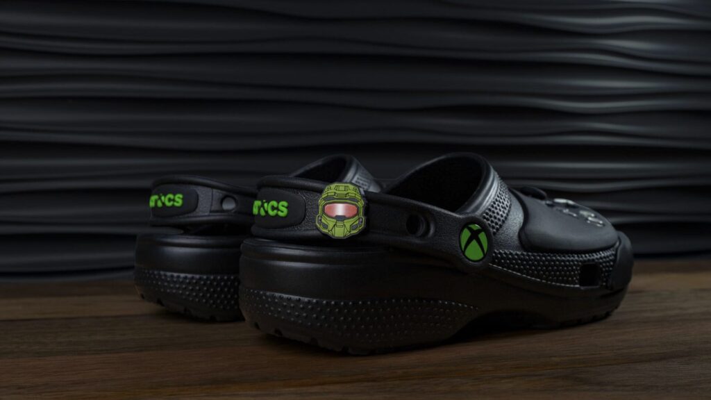 Une paire de Crocs à l'effigie de Xbox // Source : Crocs