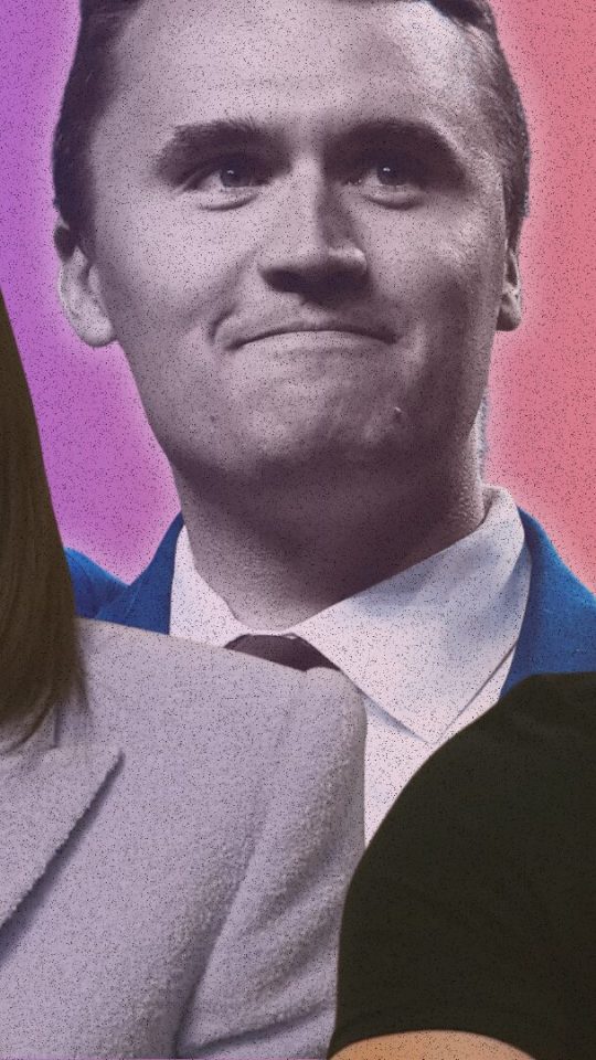 Dans un post publié sur X le 22 novembre 2025, Candace Owens relance deux accusations complotistes visant le couple Macron et l’État français. // Source : Numerama / Tucker Carlson / Candace Owens sur YouTube 