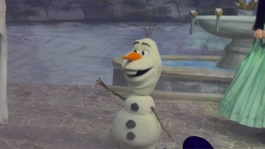 Le robot Olaf à Disneyland Paris. // Source : Numerama