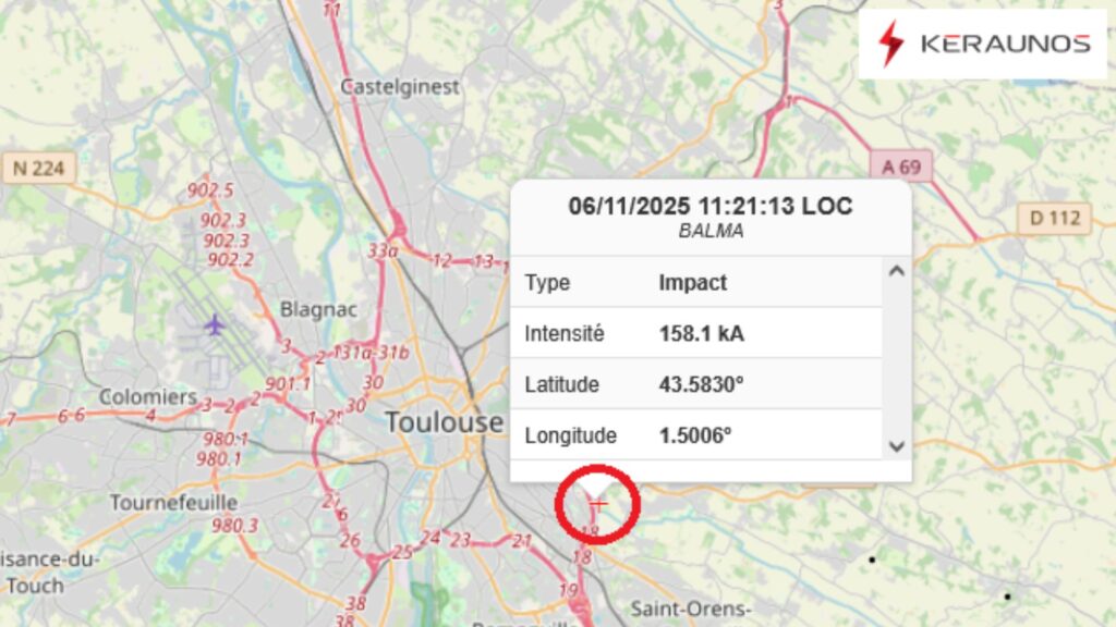 L'impact de la foudre à Toulouse. // Source : Via X @KeraunosObs (image recadrée) L'impact de la foudre à Toulouse. // Source : Via X @KeraunosObs (image recadrée)