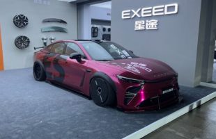 On a découvert Exeed, baptisée Exlantix en Europe, la marque premium du groupe Chery // Source : Robin San Vicente pour Numerama On a découvert Exeed, baptisée Exlantix en Europe, la marque premium du groupe Chery // Source : Robin San Vicente pour Numerama