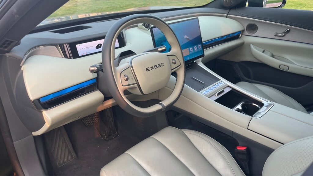 On a découvert Exeed, baptisée Exlantix en Europe, la marque premium du groupe Chery // Source : Robin San Vicente pour Numerama