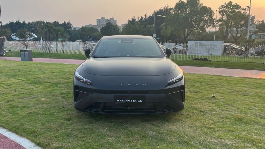 On a découvert Exeed, baptisée Exlantix en Europe, la marque premium du groupe Chery // Source : Robin San Vicente pour Numerama