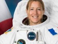 Photo officielle de Sophie Adenot en combinaison extra-véhiculaire. Source : ESA