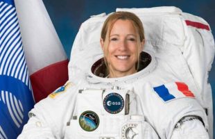 Photo officielle de Sophie Adenot en combinaison extra-véhiculaire. Source : ESA