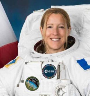 Photo officielle de Sophie Adenot en combinaison extra-véhiculaire. Source : ESA