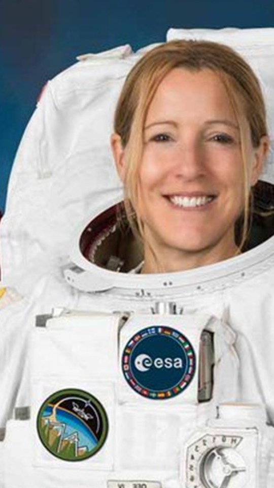 Photo officielle de Sophie Adenot en combinaison extra-véhiculaire. Source : ESA