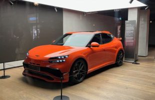 Genesis va lancer la sportive électrique GV60 Magma en France en 2026. // Source : Robin San Vicente pour Numerama