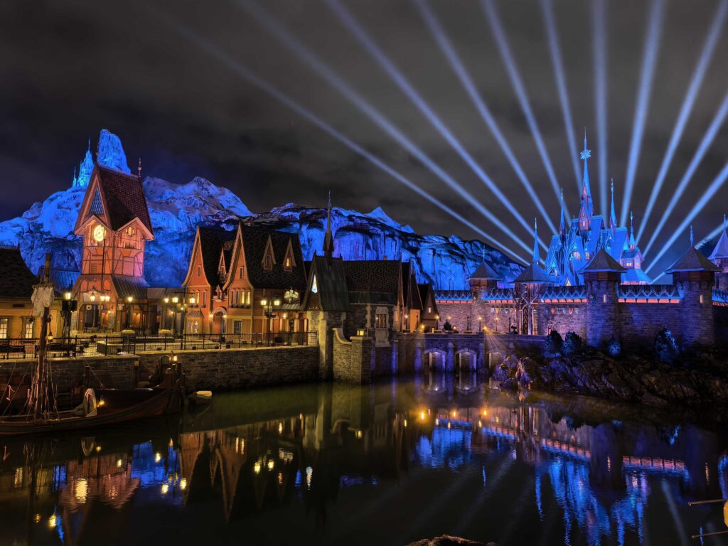 De nuit, Arendelle est magnifique. Notre seul regret est que la zone piétonne est relativement petite, malgré des décors somptueux.