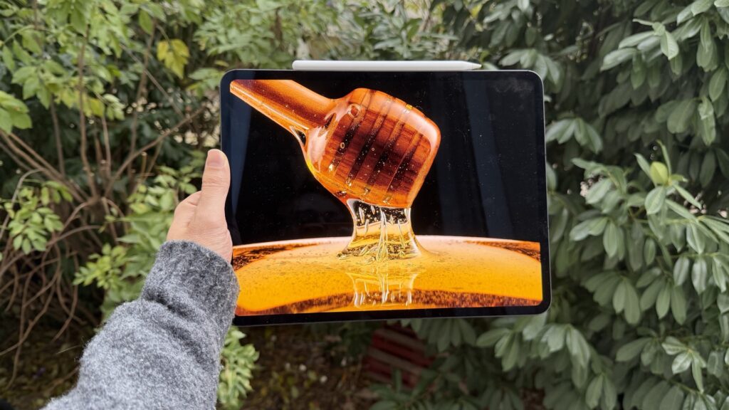 Même en extérieur, les pics de luminosité de l'iPad Pro, particulièrement avec des contenus HDR, sont fous. Le taux de contraste est exceptionnel grâce à l'OLED. Même en extérieur, les pics de luminosité de l'iPad Pro, particulièrement avec des contenus HDR, sont fous. Le taux de contraste est exceptionnel grâce à l'OLED.
