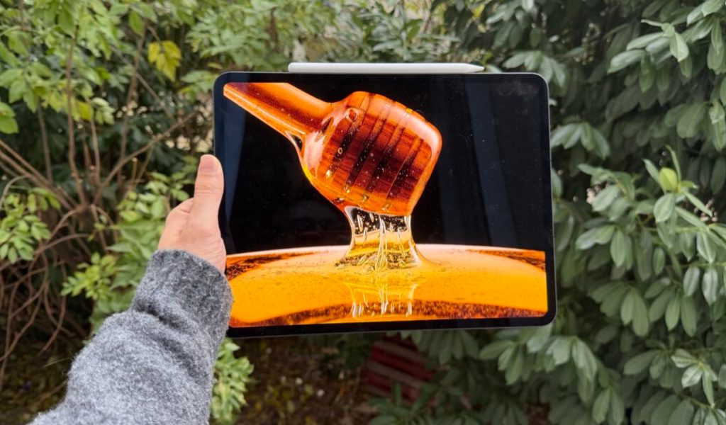 Même en extérieur, les pics de luminosité de l'iPad Pro, particulièrement avec des contenus HDR, sont fous. Le taux de contraste est exceptionnel grâce à l'OLED.