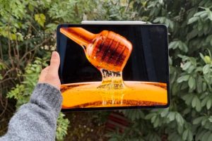 Même en extérieur, les pics de luminosité de l'iPad Pro, particulièrement avec des contenus HDR, sont fous. Le taux de contraste est exceptionnel grâce à l'OLED. Même en extérieur, les pics de luminosité de l'iPad Pro, particulièrement avec des contenus HDR, sont fous. Le taux de contraste est exceptionnel grâce à l'OLED.