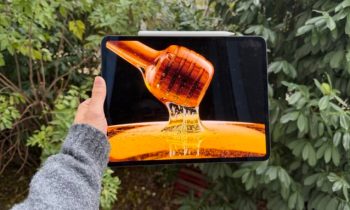 Même en extérieur, les pics de luminosité de l'iPad Pro, particulièrement avec des contenus HDR, sont fous. Le taux de contraste est exceptionnel grâce à l'OLED. Même en extérieur, les pics de luminosité de l'iPad Pro, particulièrement avec des contenus HDR, sont fous. Le taux de contraste est exceptionnel grâce à l'OLED.