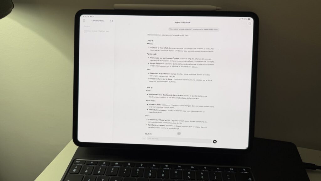 Grâce à l'application Locally AI, il est possible d'essayer le modèle de fondation intégré à Apple Intelligence. Les résultats sont très rapides sur l'iPad Pro M5, mais le modèle hallucine beaucoup. Grâce à l'application Locally AI, il est possible d'essayer le modèle de fondation intégré à Apple Intelligence. Les résultats sont très rapides sur l'iPad Pro M5, mais le modèle hallucine beaucoup.