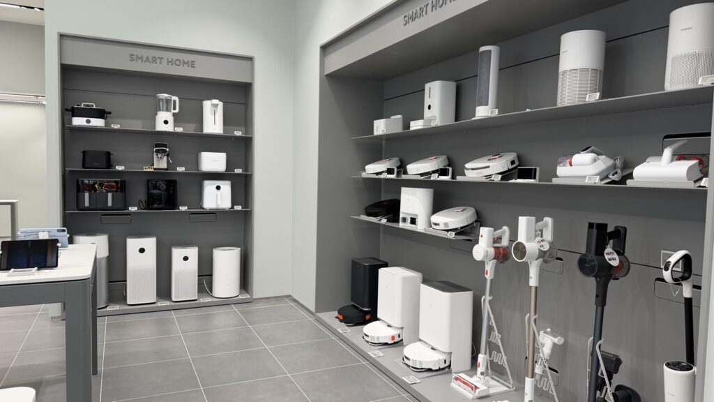 La maison connectée s'étend tout autour du magasin Xiaomi, ici avec les aspirateurs, la cuisine et les purificateurs. La maison connectée s'étend tout autour du magasin Xiaomi, ici avec les aspirateurs, la cuisine et les purificateurs.