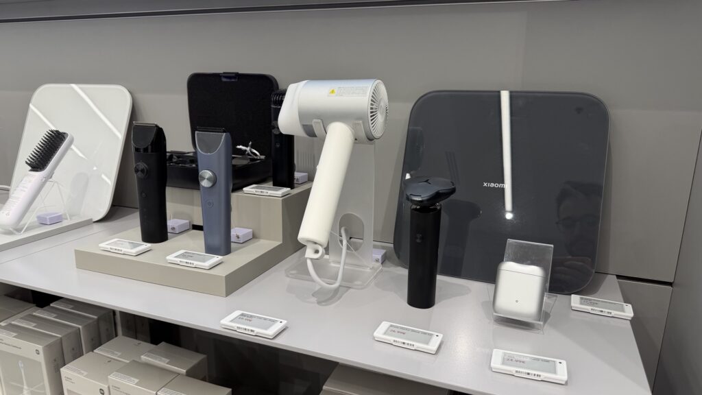 Ici, on voit une balance connectée, des rasoirs et des sèche-cheveux. Ici, on voit une balance connectée, des rasoirs et des sèche-cheveux.